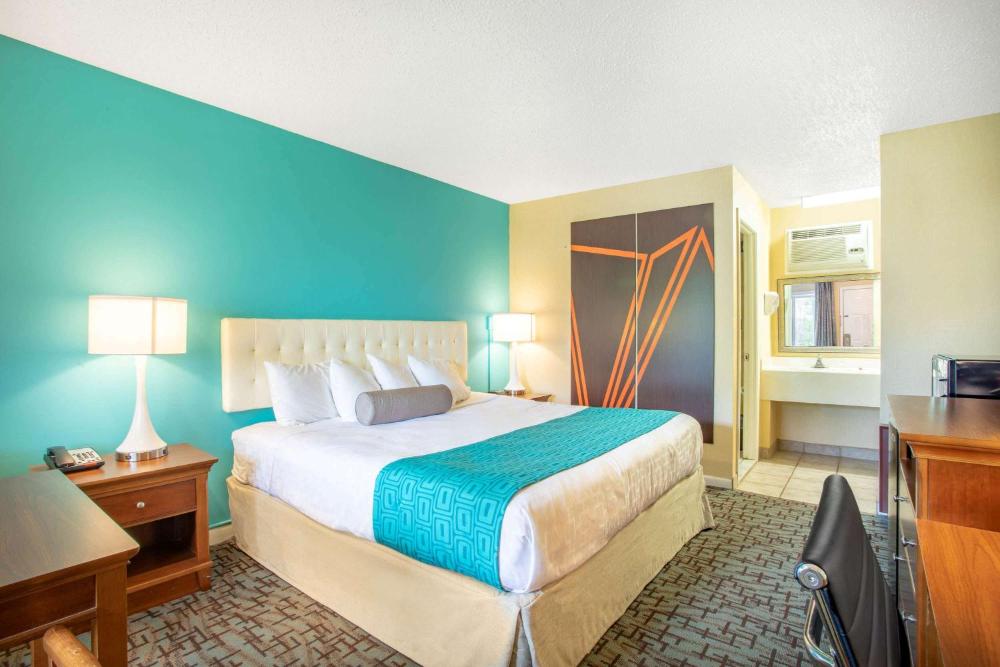 King Room - Non-Smoking interior